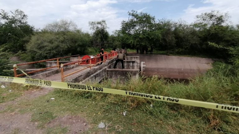 Atorado en compuerta cadáver en Costa Rica