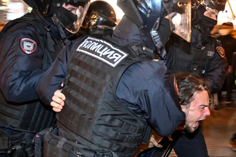 Dominan éxodo, protestas y arrestos en Rusia