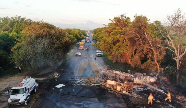 Deja 18 muertos choque entre autobús y pipa en Tamaulipas