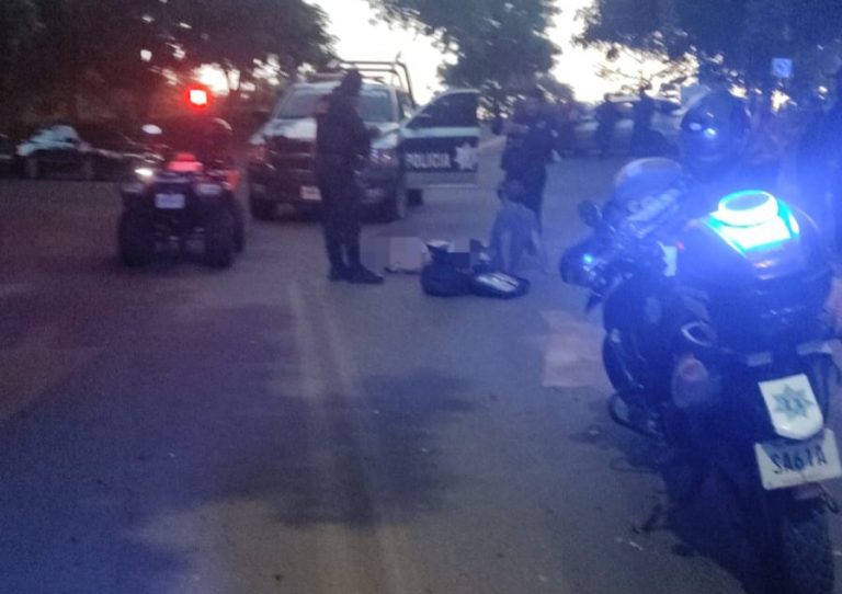 Atropella patrulla a pareja que hacía ejercicio en el parque 87