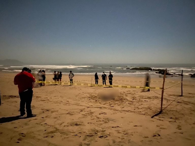 Muere bañista ahogado; se salvan 2 personas