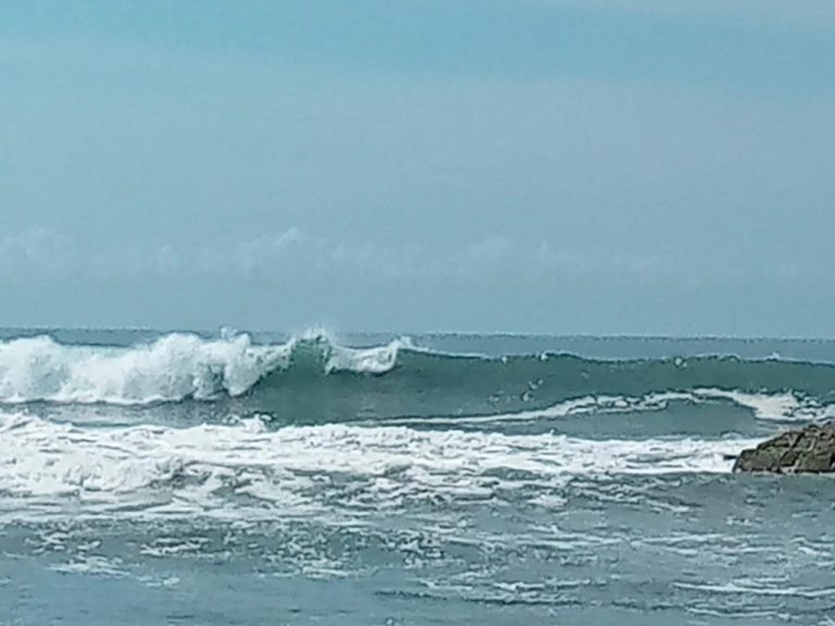 Incrementa oleaje en playas de Mazatlán y cierran tramos a bañistas