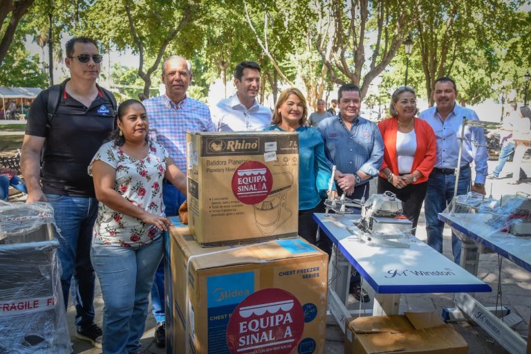 Entregan equipos productivos a 14 emprendedores en Ahome