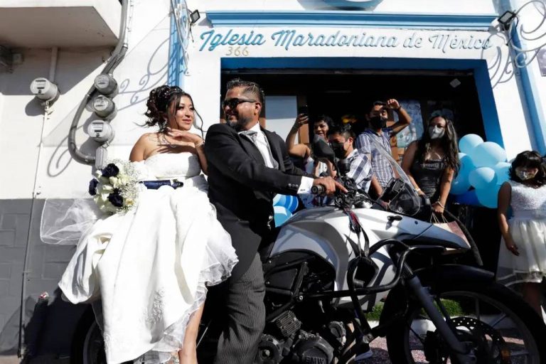 Realiza Iglesia de Maradona en México primera boda religiosa
