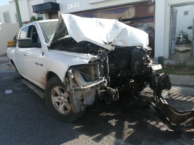 Se pasa el alto y terminó chocando en 2 casas