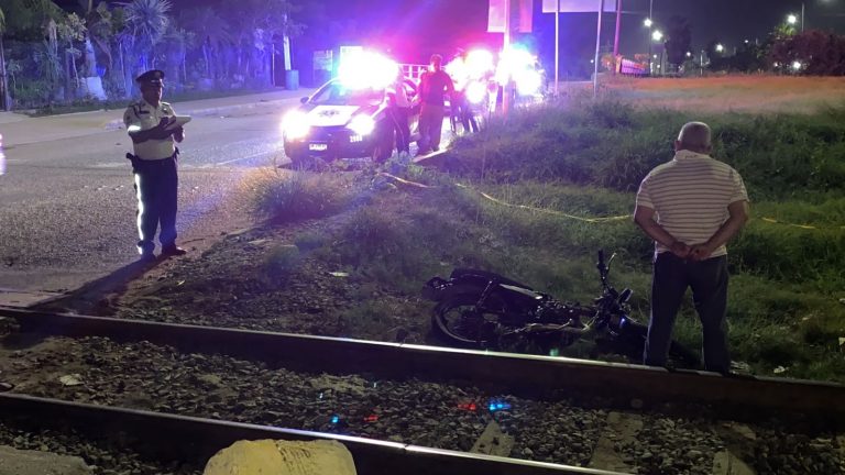 Arrolla el tren a 2 hermanos que viajaban en moto