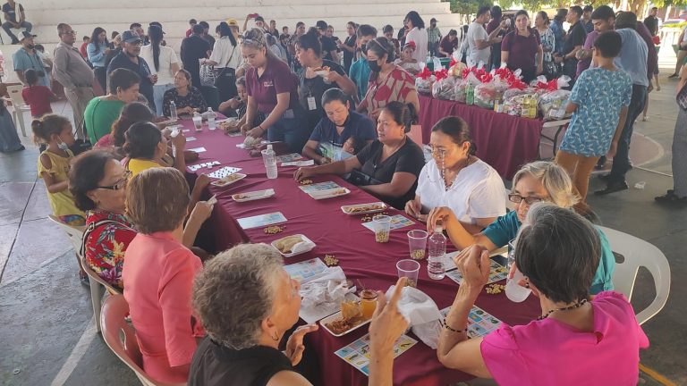 Disfrutan adultos mayores de canto y baile en su día