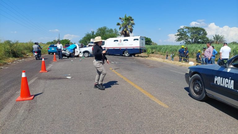 Un muerto tras choque de camión y auto en la Culiacán-Eldorado
