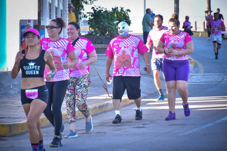 Colorean el malecón de Mazatlán con la Carrera Rosa