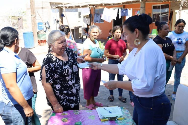 Entrega alcaldesa de Navolato $150 mil a damnificados