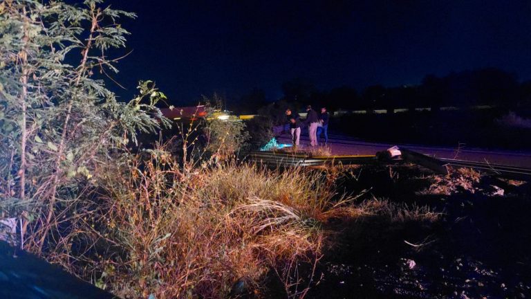 Fallece conductor al volcar camioneta en Navolato