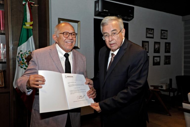 ¡Llegó riéndose! Tras presuntos desfalcos, Rocha le da Turismo