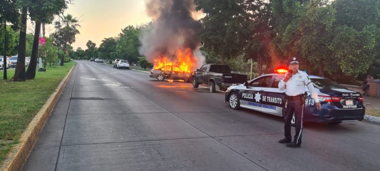 Salen huyendo del incendio en el malecón nuevo