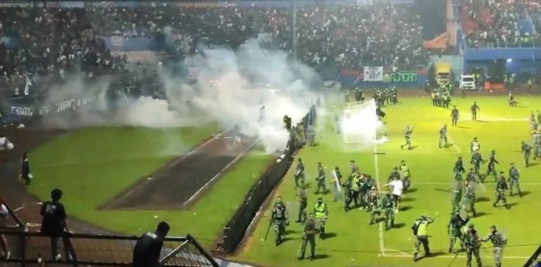 Mueren 127 personas en juego de Primera División de Indonesia