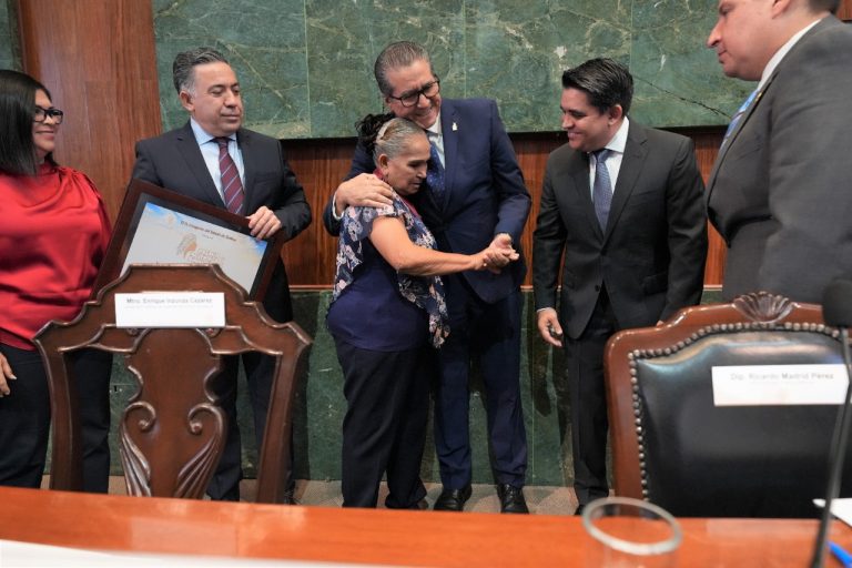 Con lágrimas, recibe Juliana Zepeda premio Mujer Rural