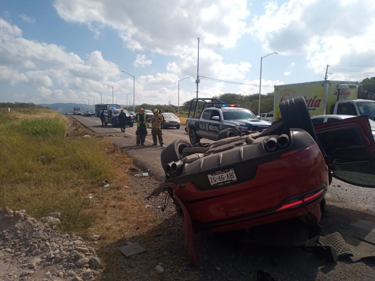 Camioneta Porsche termina con las llantas arriba