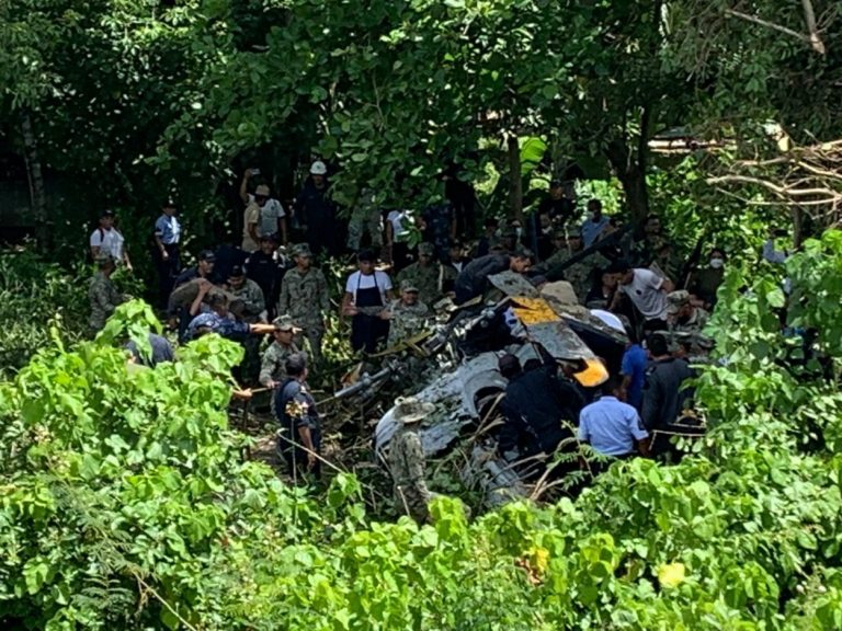 Se desploma helicóptero de la Marina en Tabasco; 3 muertos