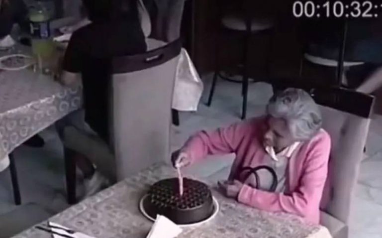 ¡Intenta no llorar! Mujer celebra sola su cumpleaños y es arropada por comensales