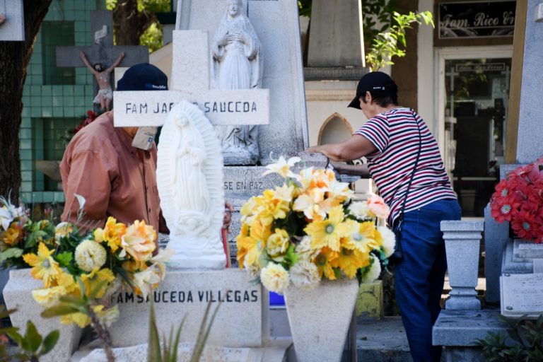 Refuerzan seguridad en panteones