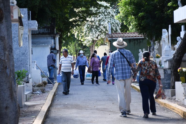 Tapan en Culiacán 20 socavones en panteones municipales