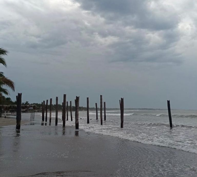 Continúan playas de Mazatlán con restricción a bañistas