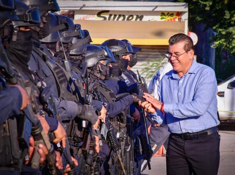 Alcalde entrega uniformes y equipo a policías por $6.7 millones