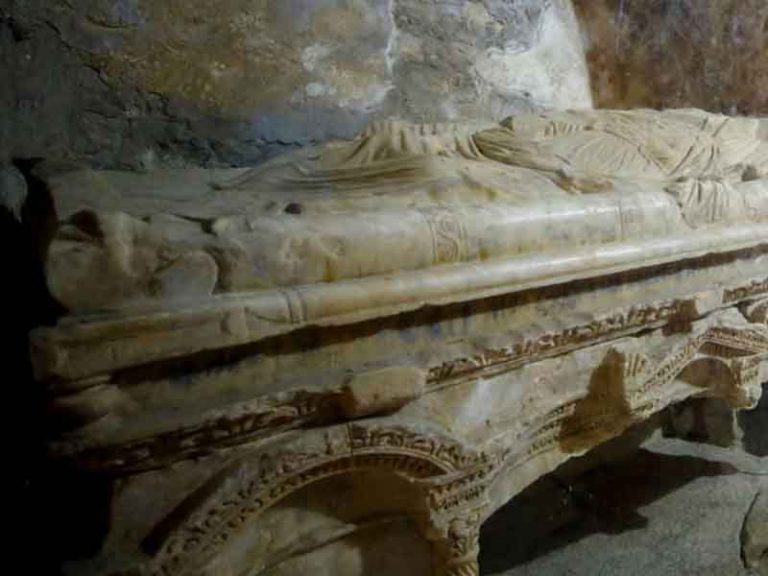 Descubren tumba de San Nicolás, creador de la leyenda de Santa Claus