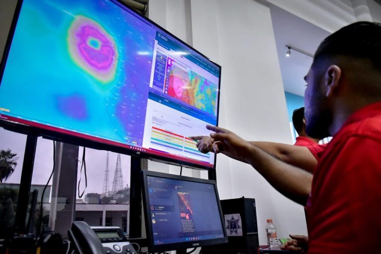 Orlene tocará tierra entre Vázquez Walamo y Barrón, Mazatlán