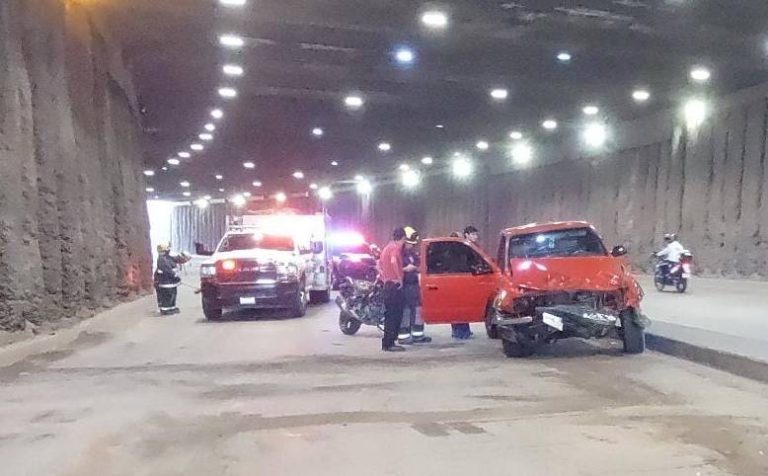 Tres lesionados tras choque en puente deprimido del Valle