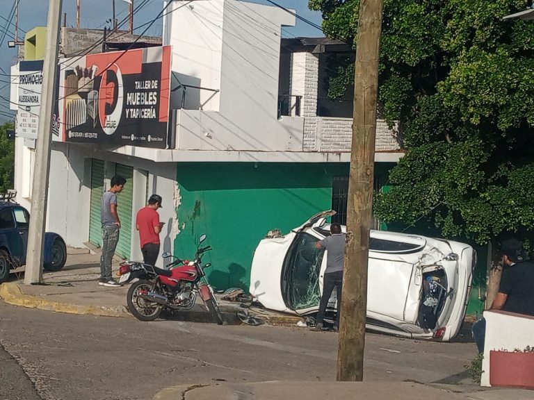 Sale conductor ileso tras volcadura en la México ’68