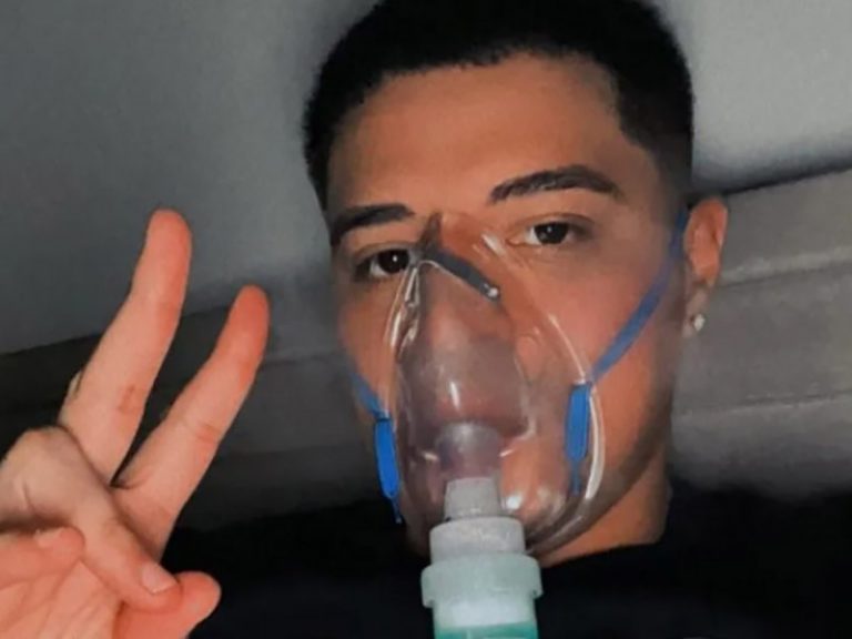 Eduin Caz es conectado a tanque de oxígeno