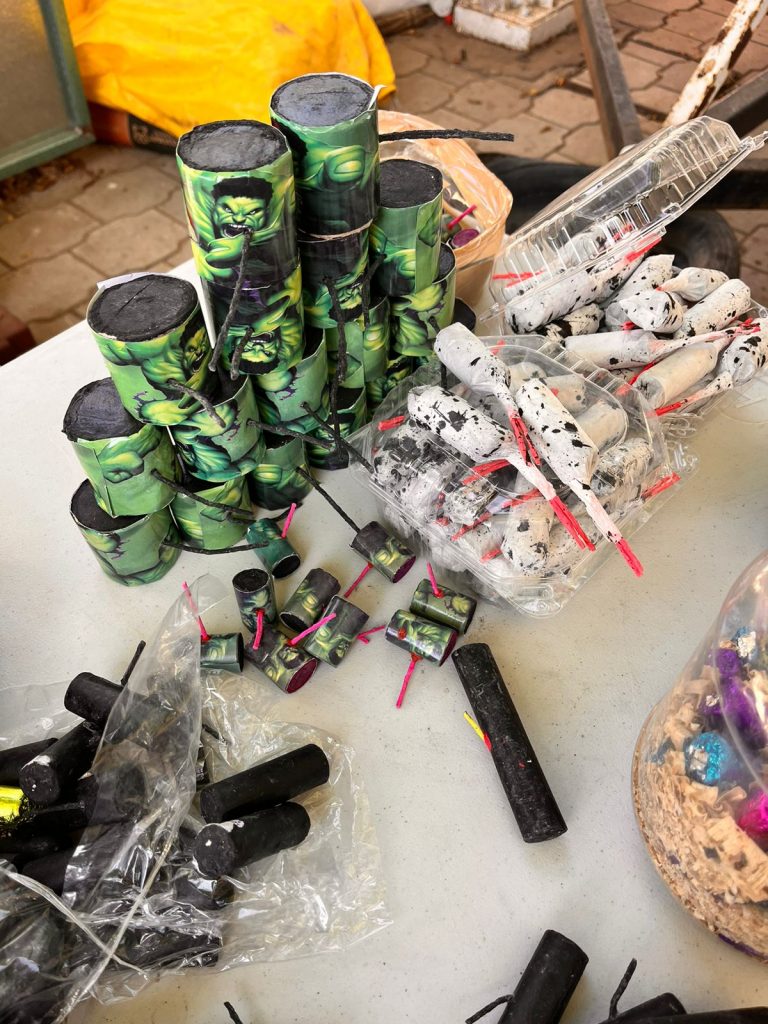 Decomisan 25 kilos de cohetes en abarrotes de Culiacán