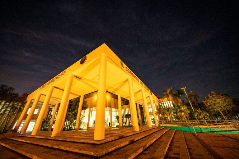 Lo iluminan por Día Mundial en Recuerdo de las Víctimas de Siniestros Viales