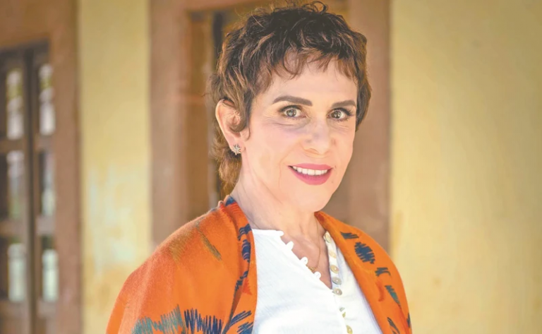 Está grave; Rebecca Jones es hospitalizada de emergencia