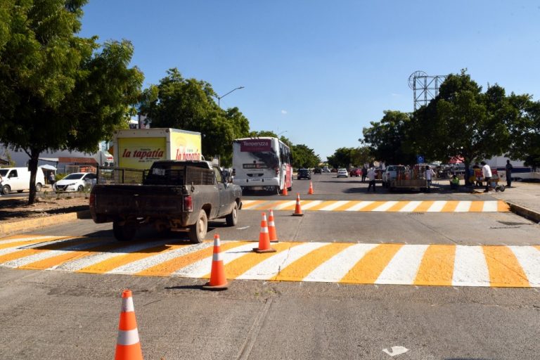 Instalan en la USE cruce peatonal a nivel de banqueta