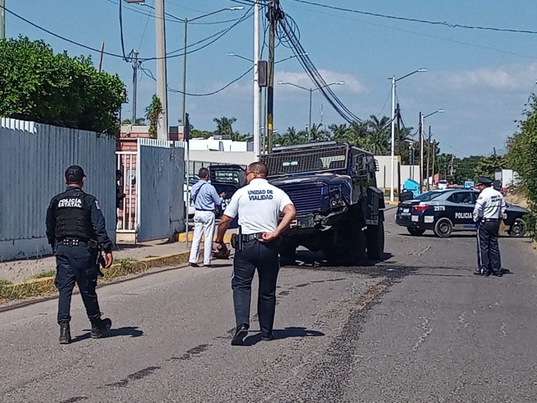 Choca camión blindado de la policía contra auto de una agente