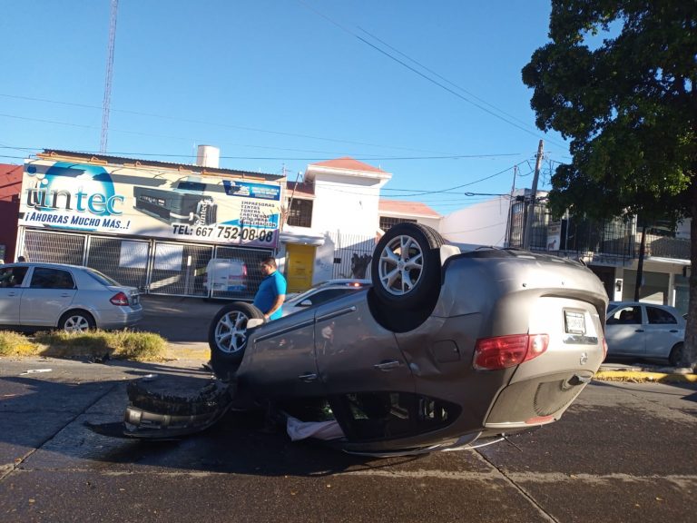 Termina volcado al pasar por un charcho