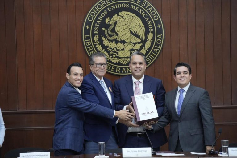 Reciben diputados Ley de Ingresos y Presupuesto de Egresos 2023