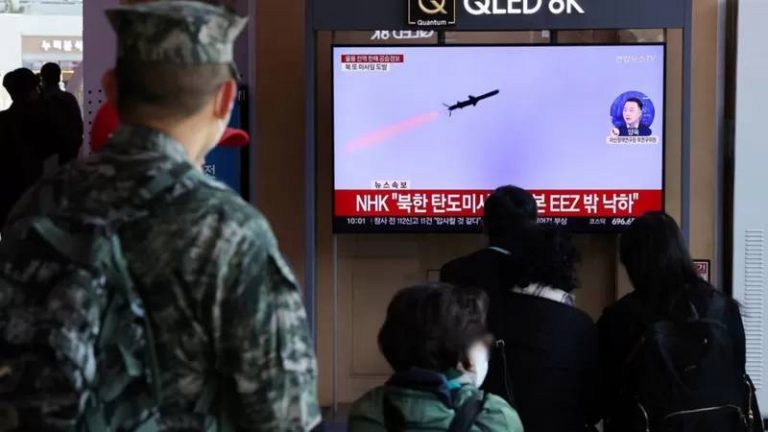 Dispara Corea del Norte el mayor bombardeo de misiles diarios