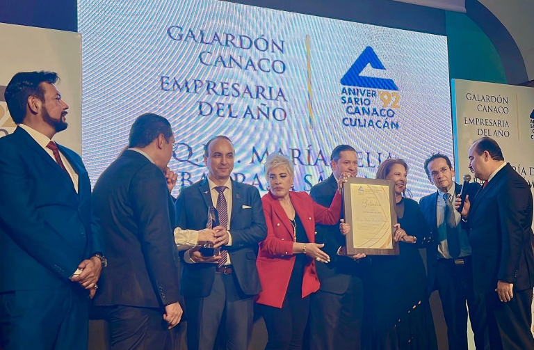 Galardona Canaco Culiacán a Delia Barraza como empresaria del año