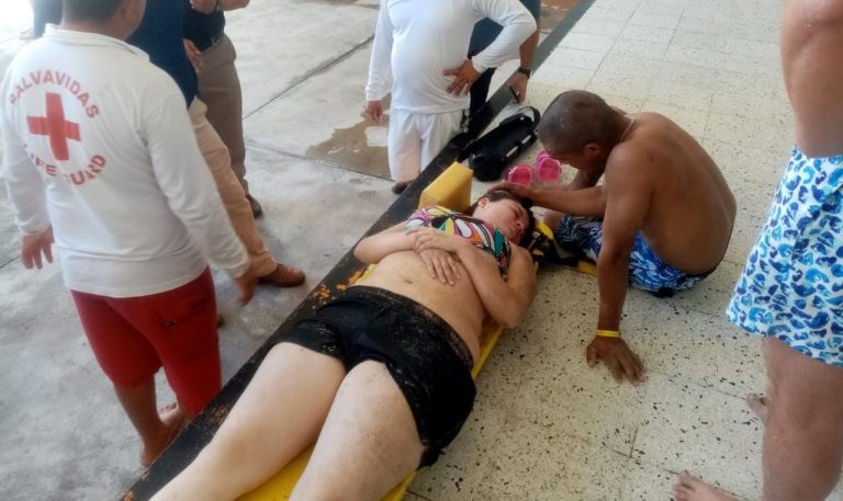 Rescatan a pareja de ahogarse, ella directo al hospital