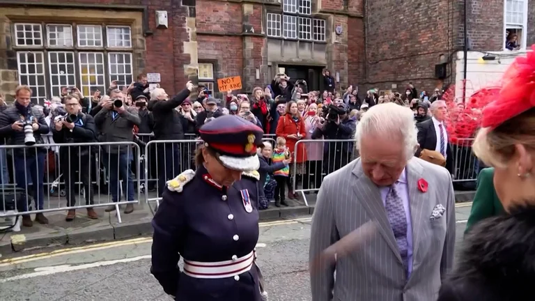 Arrojan huevos al Rey Carlos III durante su visita a York