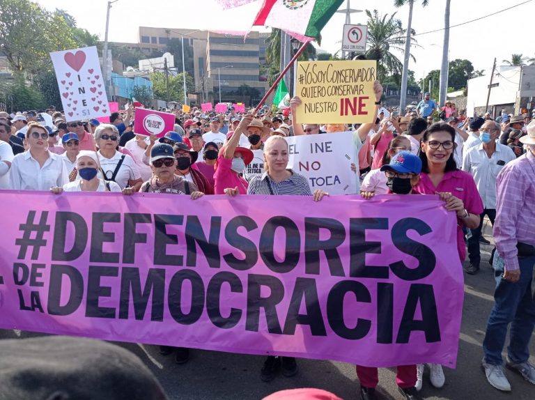 Responden desde Culiacán con megamarcha a reforma al INE