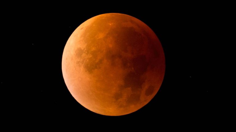 Eclipse lunar del 8 de noviembre: así será y así te influye