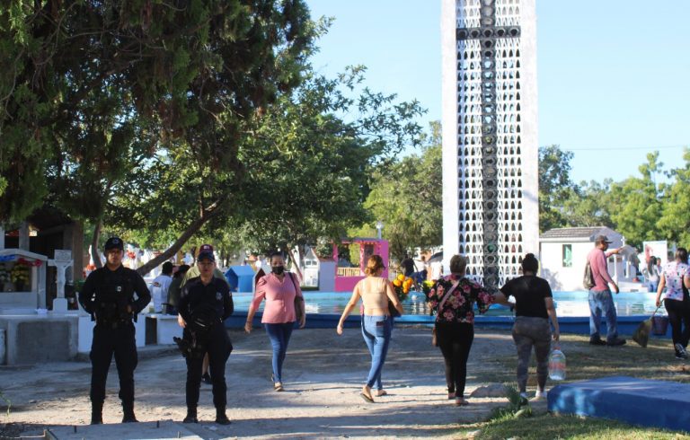 Cierran panteones de Mazatlán con 33.5 mil visitas y 6 detenidos