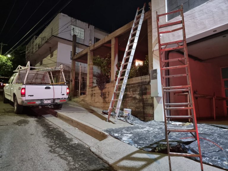 Albañil toca cables de alta tensión y fallece al instante