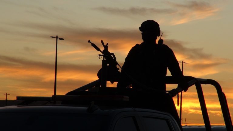 Deja 11 heridos posible ataque militar por confusión a policías