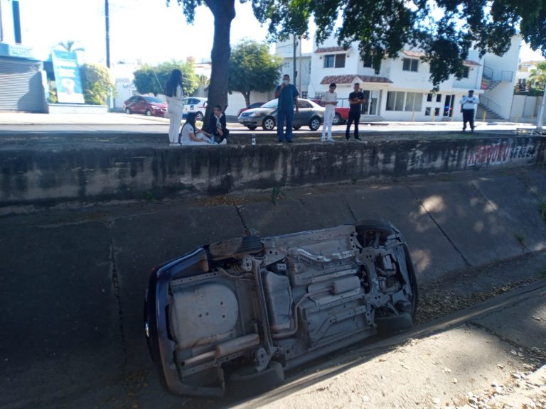 Pasa un charco y termina en canal pluvial de Las Quintas