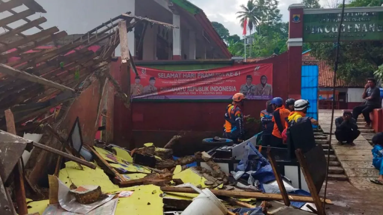 Terremoto deja 56 muertos en Indonesia