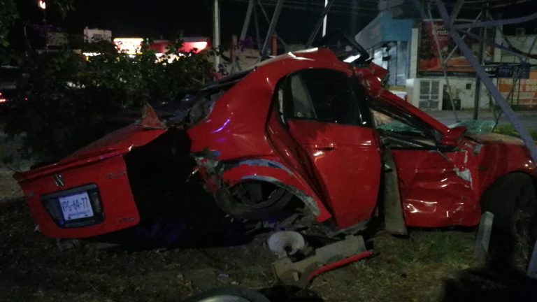 Automóvil termina en una torre de energía eléctrica